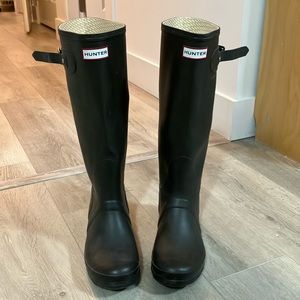Hunter rainboots. Women’s 10 . Brown .